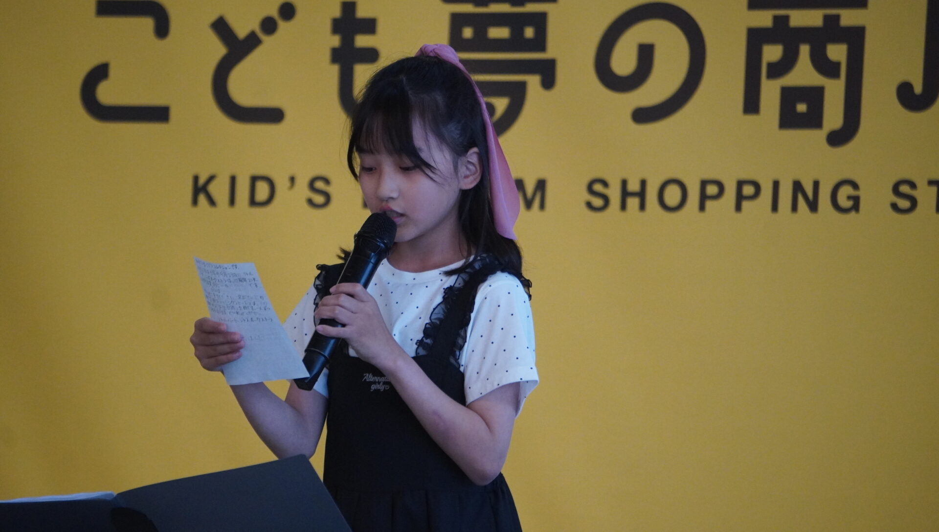「こども夢の商店街」で司会をする団長